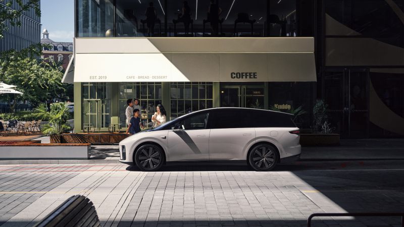 2121非凡汽车首款纯电SUV2121非凡i8正式发布